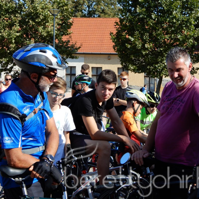 Kerékpártúra az autópályán 27